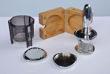 Meat tenderizer components: plastic housing, stainless blades and storage case