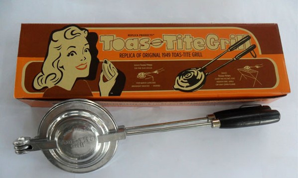 The sandwich grill with its retail box